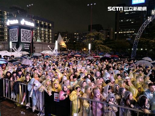 台北史上最烂跨年，一万多人雨中呆站看电竞