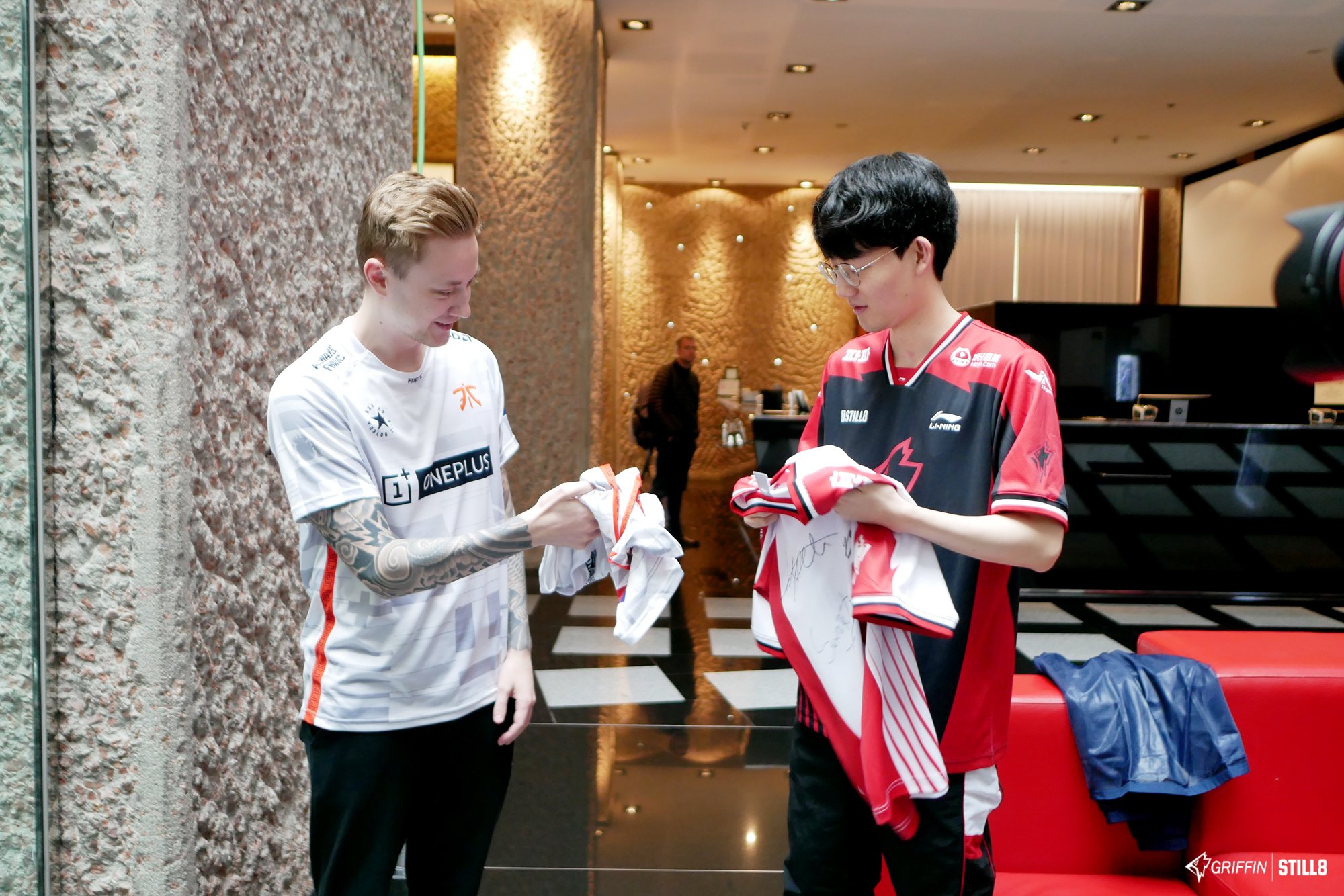 提前锁定半决赛？ Rekkles、Viper友好交流互换队服