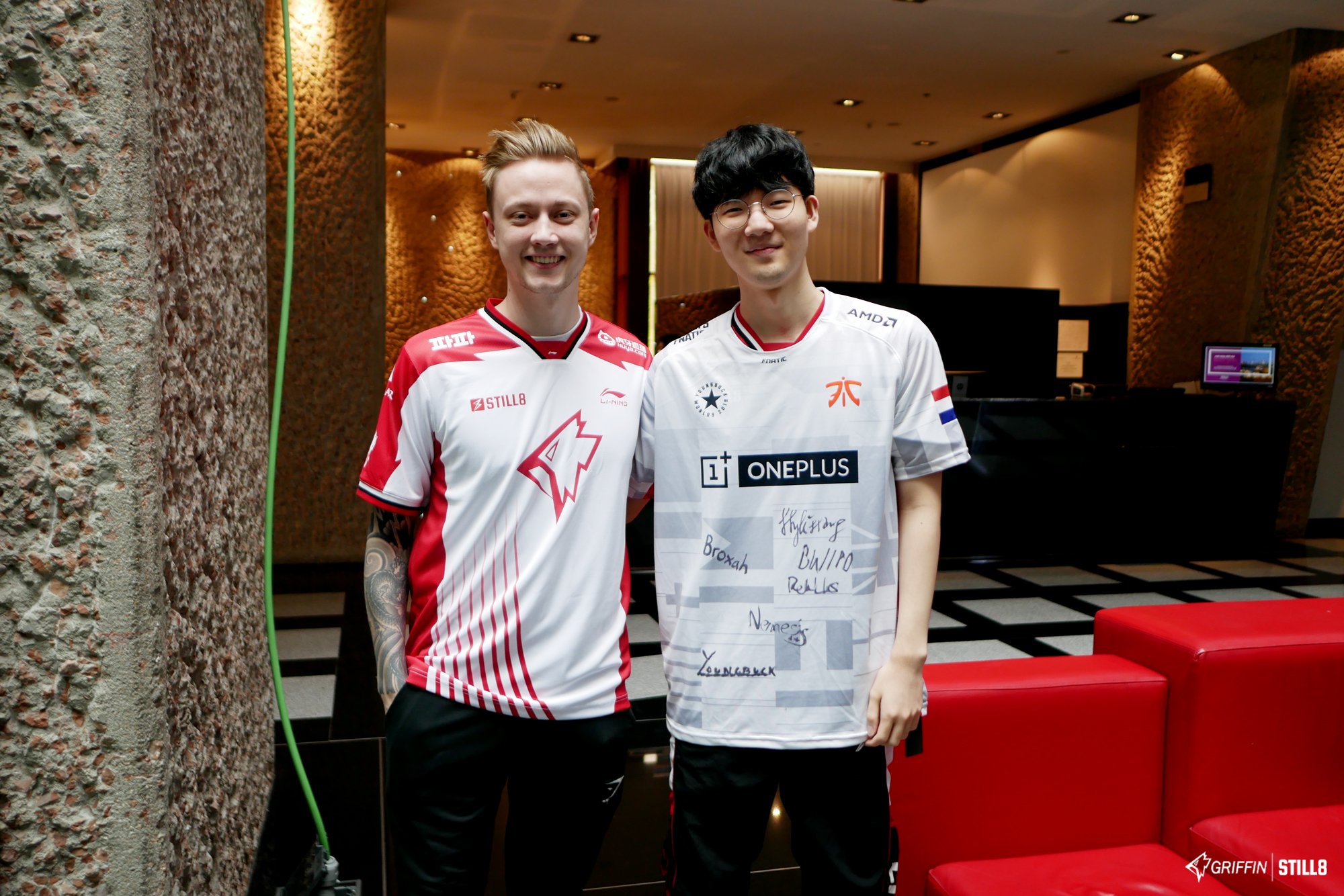 提前锁定半决赛？ Rekkles、Viper友好交流互换队服