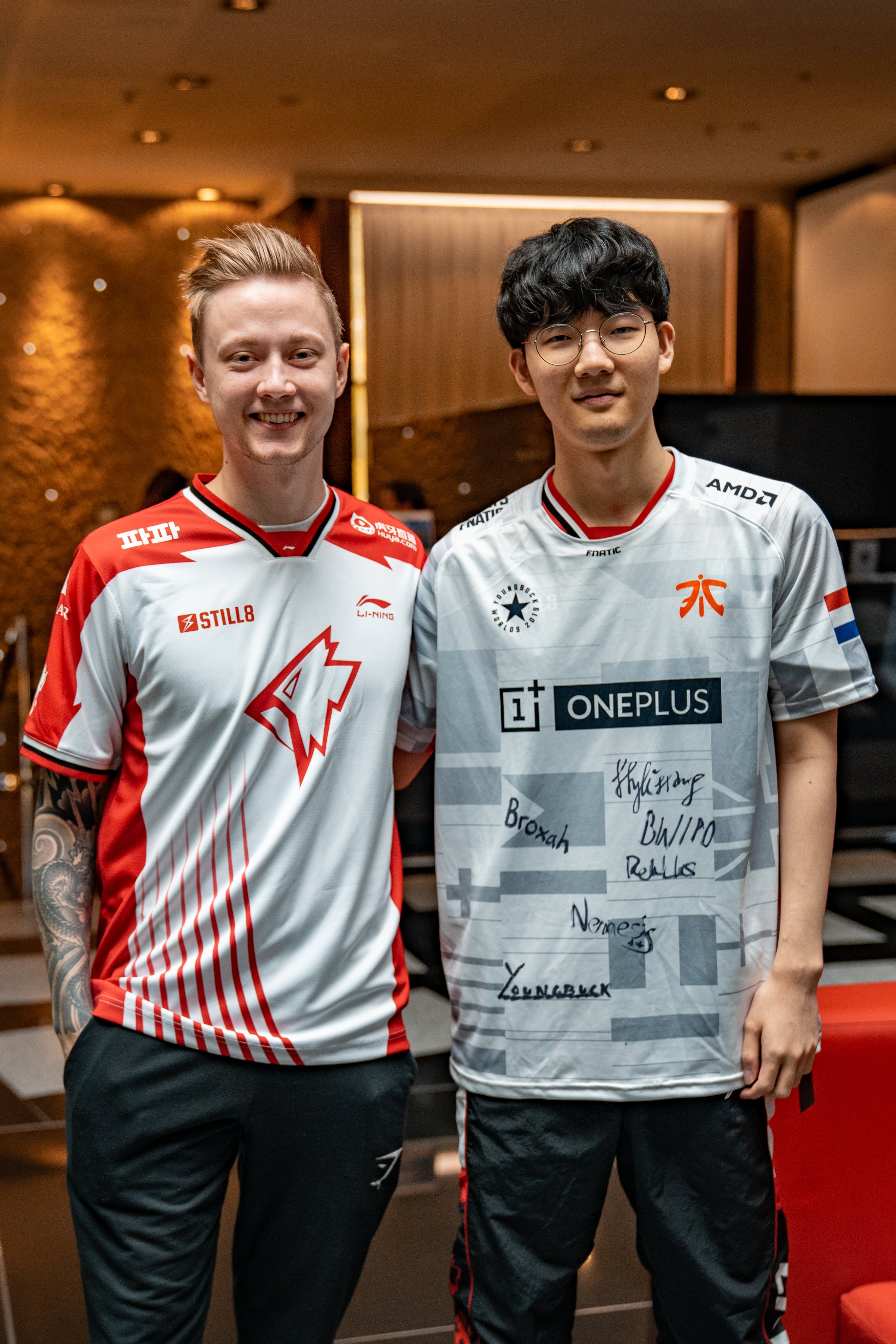 提前锁定半决赛？ Rekkles、Viper友好交流互换队服