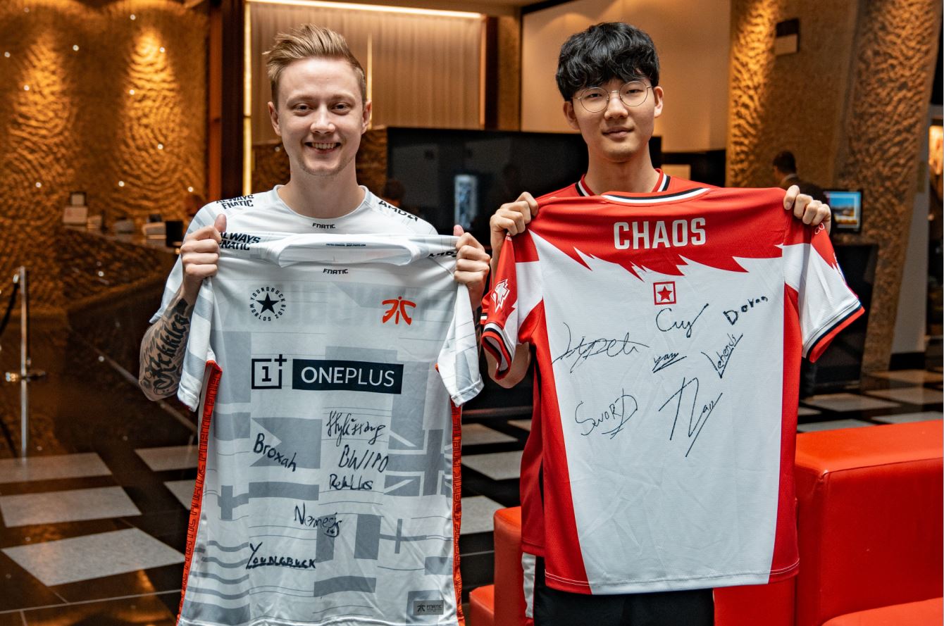 提前锁定半决赛？ Rekkles、Viper友好交流互换队服