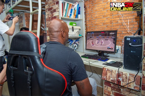 《NBA2KOL2》携比卢普斯突袭玩家宿舍，总决赛MVP陪玩开包打游戏
