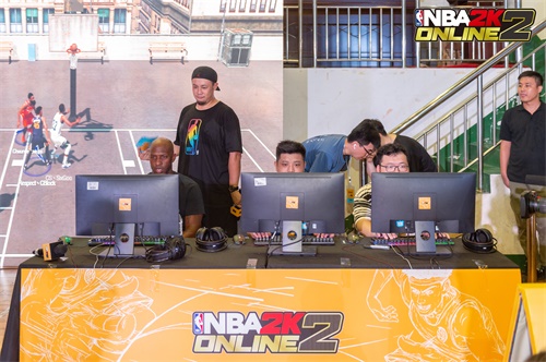 《NBA2KOL2》携比卢普斯突袭玩家宿舍，总决赛MVP陪玩开包打游戏