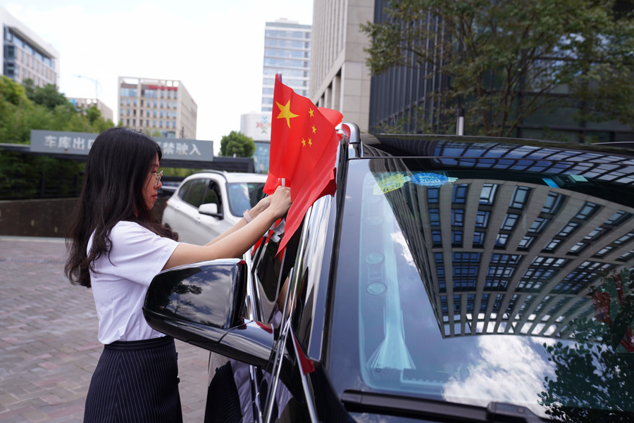 让祖国涌动中国红 世纪华通盛趣游戏“百万护旗手活动”在行动