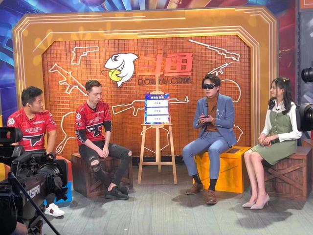 斗鱼黄金大奖赛展示高科技，5G+VR直播选手现场画面
