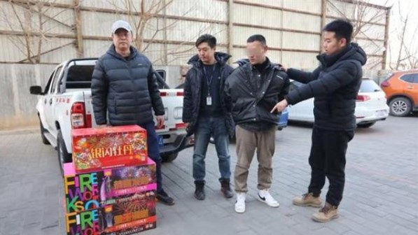 《逆水寒》男子春节前禁放区放烟花被拘留，网友：现实中不让网游里同样不行
