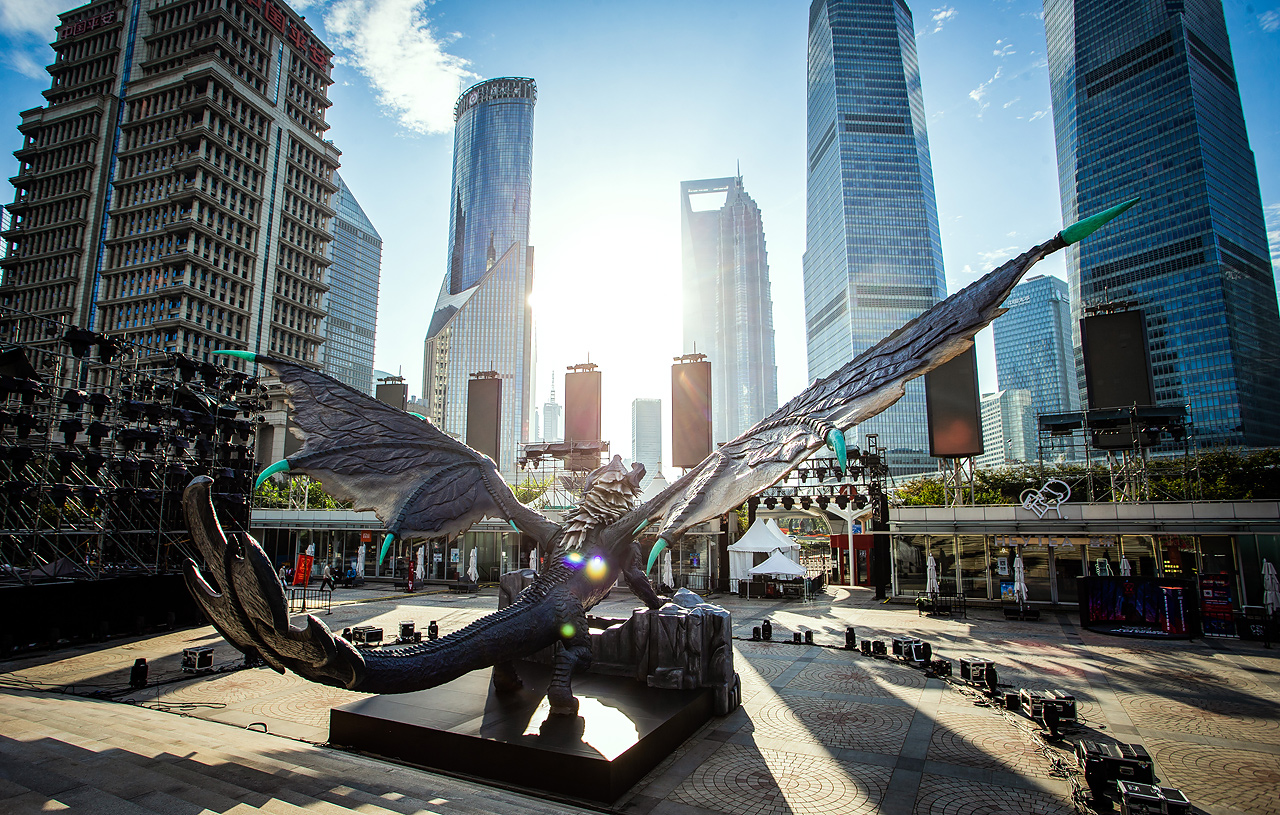 英雄联盟S10远古巨龙实体雕塑 落地上海东方明珠塔