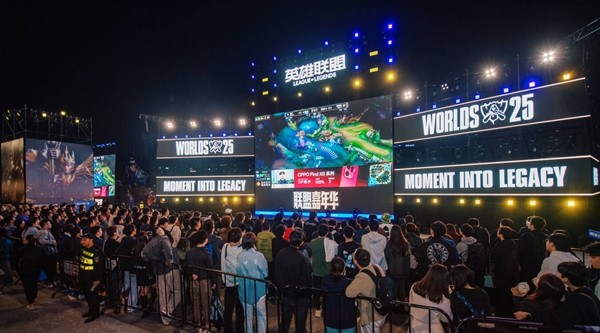 《黄浦江畔的电竞狂欢！S15上海北外滩观赛派对燃爆半决赛》