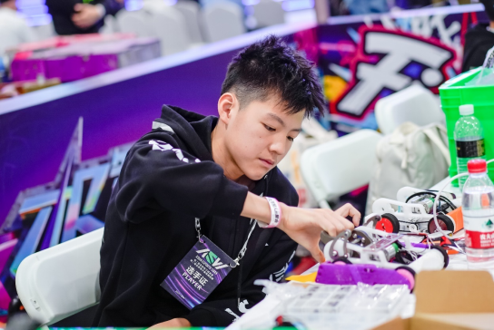 机器人格斗轰鸣2025AEW，RFT极智战甲大赛收官