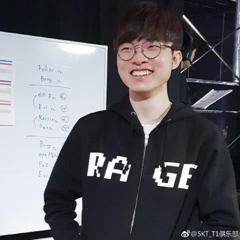 Faker打排位各种瓜皮操作 队友忍不住嘲讽：菜鸡Faker